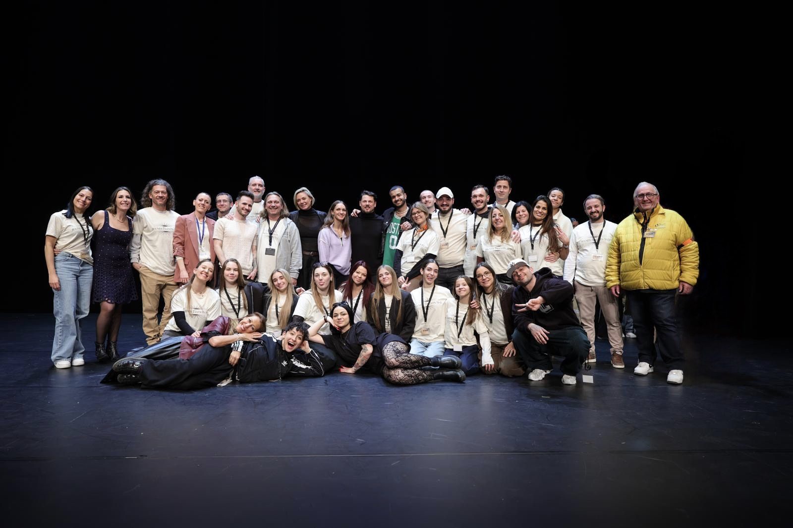 Photo de groupe des danseurs et de l’équipe sur la scène de l’Espace Culturel Victor Hugo